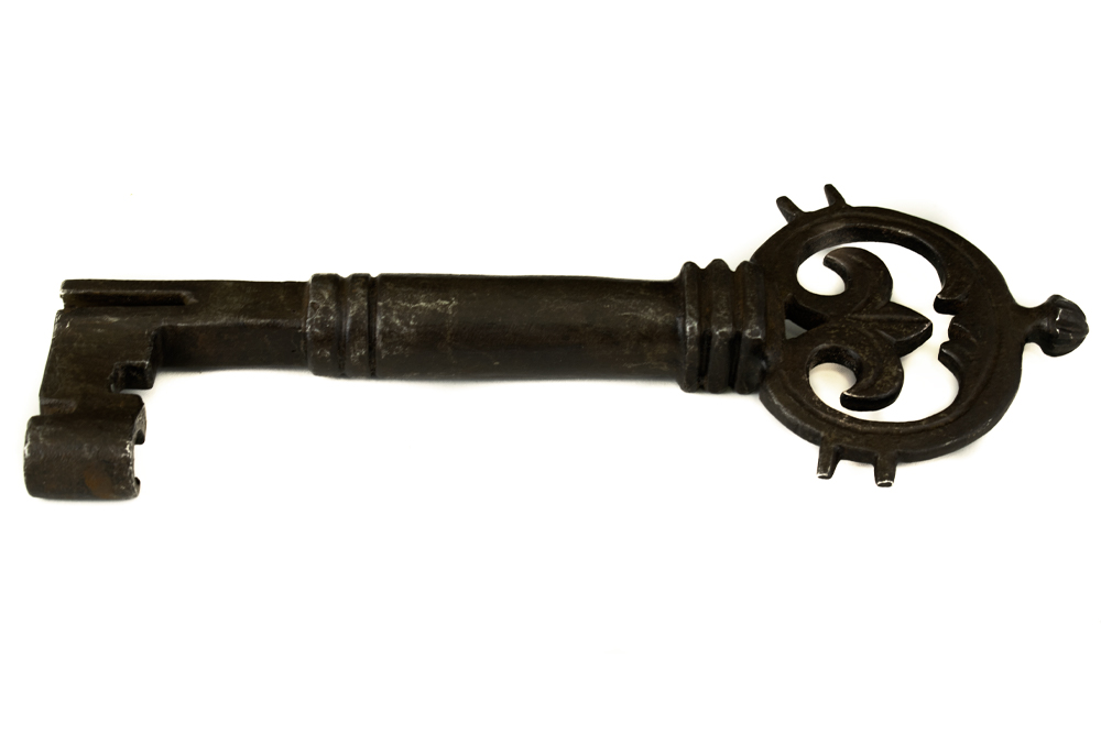 Cerradura de Puerta en hierro con Llave S.XVI - Ángeles Viyuela