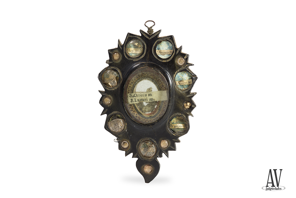 Relicario con 18 reliquias